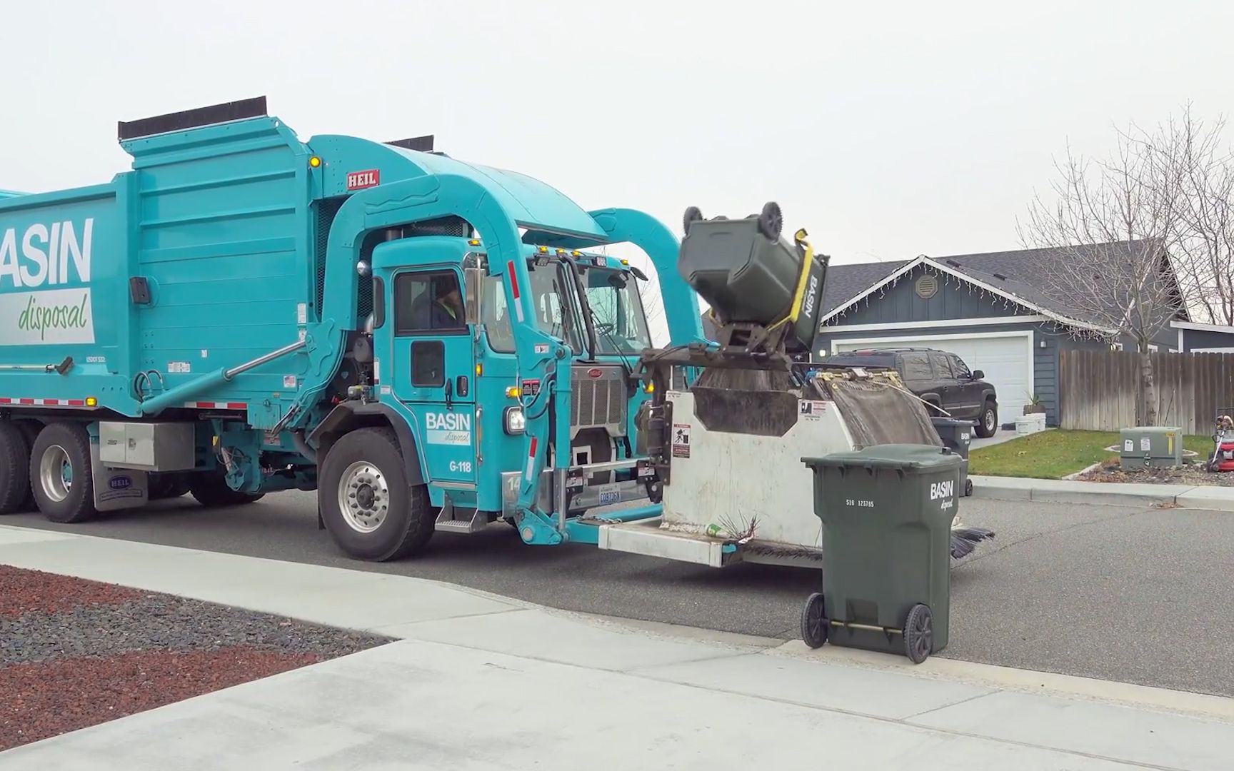 国外发明全自动垃圾回收车,仅需一人,一小时就能清理整个街道