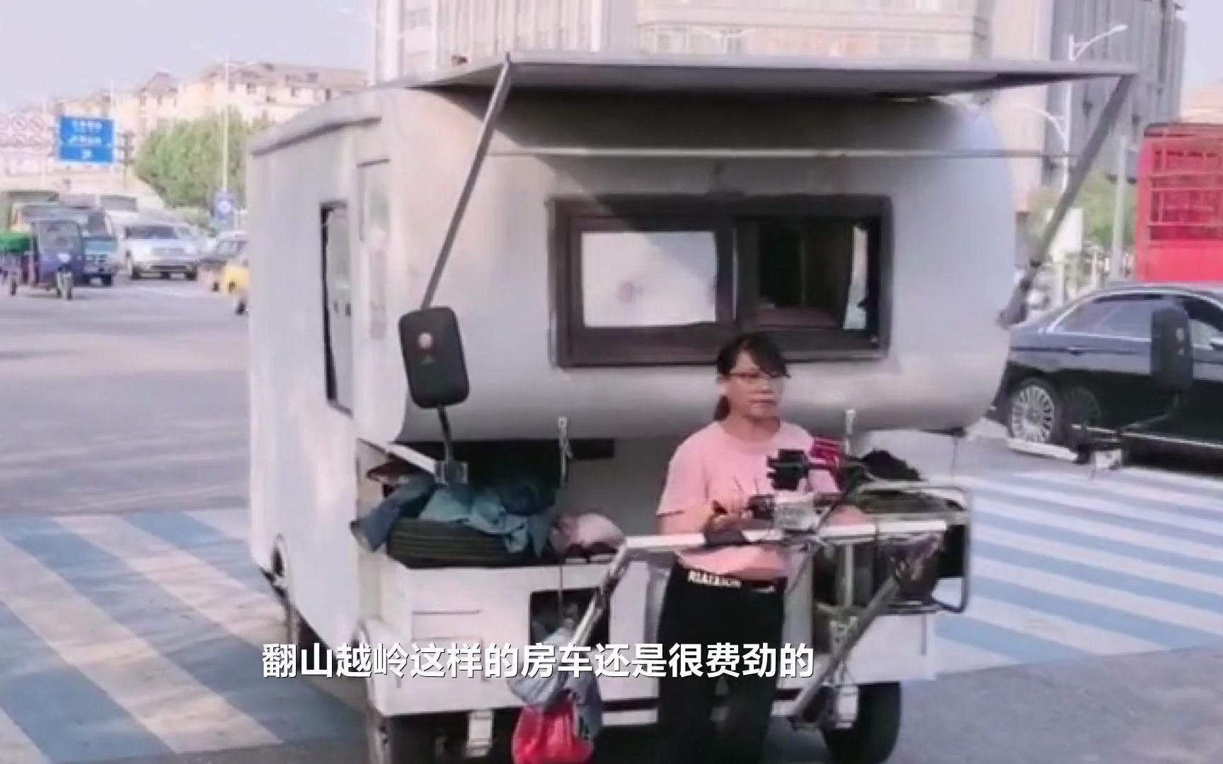 夫妻买电动房车徒步做网红,走了一年赚不到钱欲挖地洞圈粉