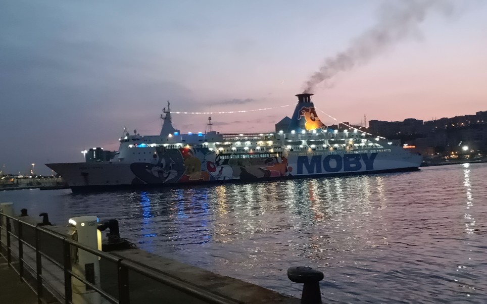 不务正业之夜间港口客轮