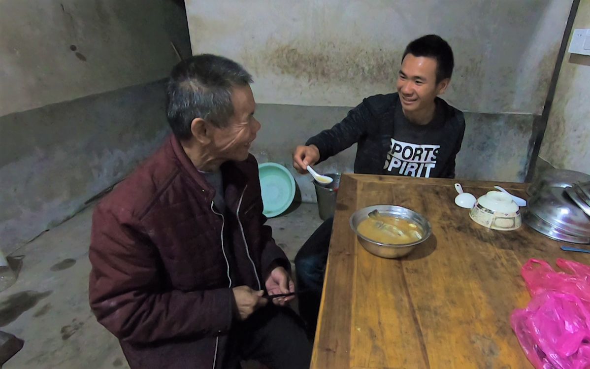 阿烽:空巢老人大冬天睡凉席穿凉鞋,体弱多病,今天来帮他了哔哩哔哩bilibili