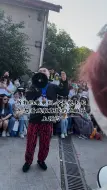 Скачать видео: 线下的果果人太多了，所以要围上铁栏杆，如果不围上铁栏杆，一会儿成毅的车就进不来了…[抓狂]