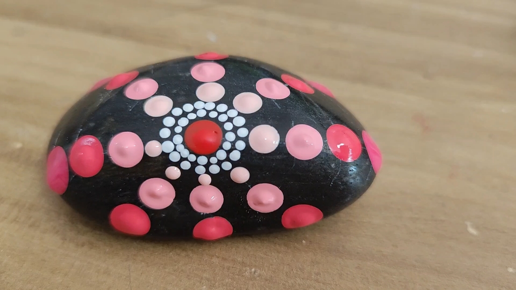 黑色鹅卵石可以这样玩,创意石头画曼陀罗波点彩绘