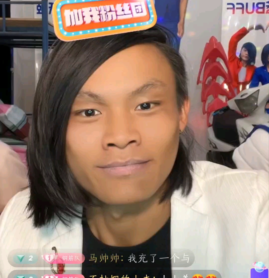 蓝色妖姬 皮小浪直播检查小美的行李箱