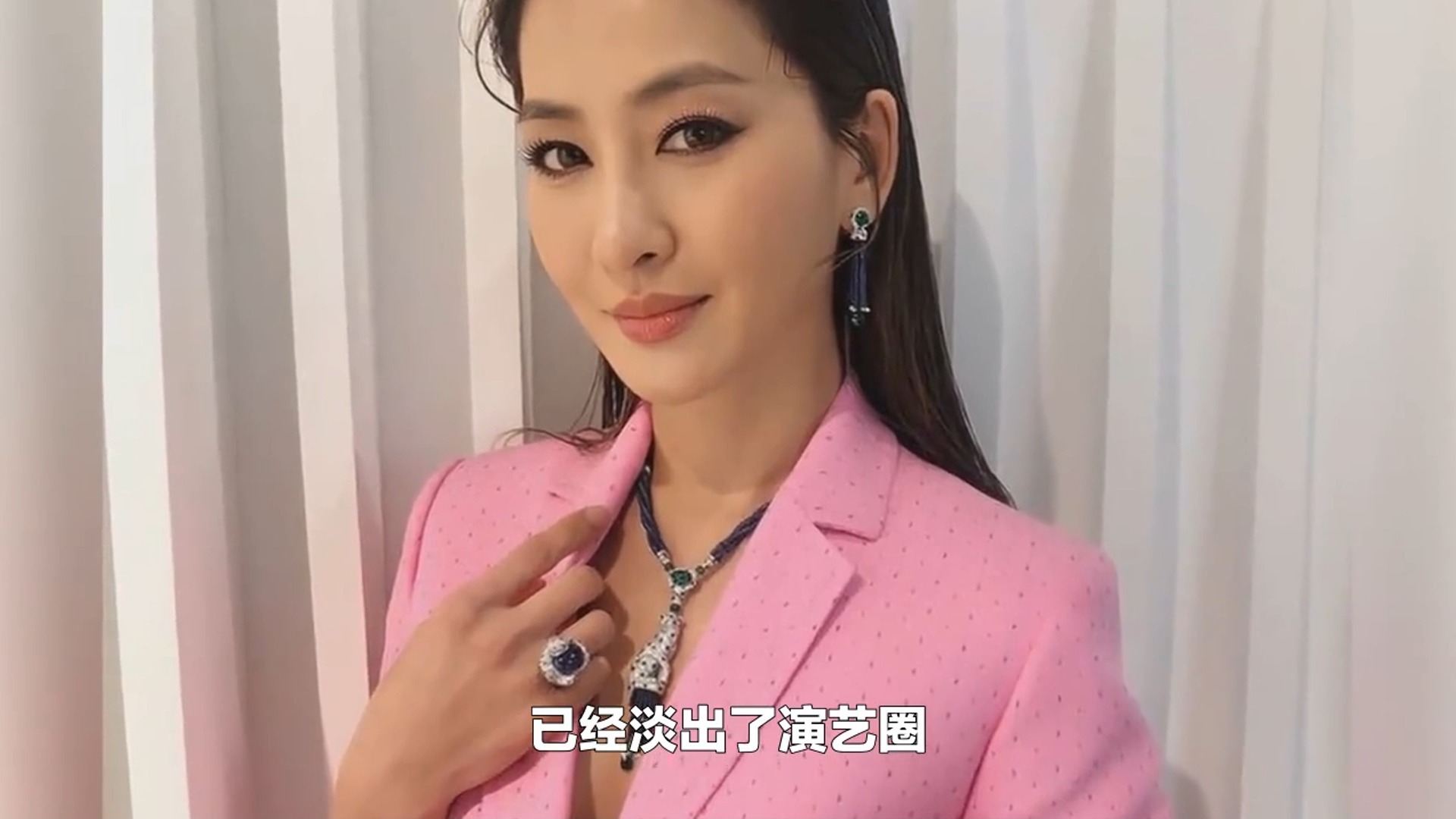 香港名模周汶锜罕见受访!爆外籍丈夫爱裸睡,一家四口都是高颜值