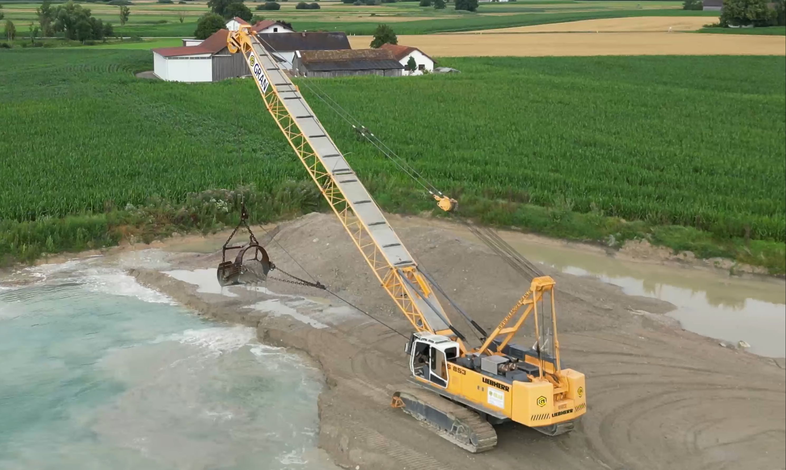 利勃海尔hs853拉铲起重机作业