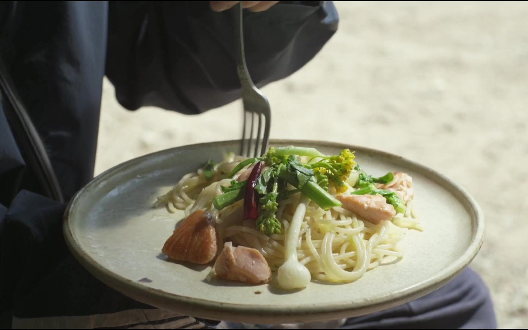 【小森林冬春篇】春 Fourth dish——野蒜苗炒鲑鱼白菜花意面