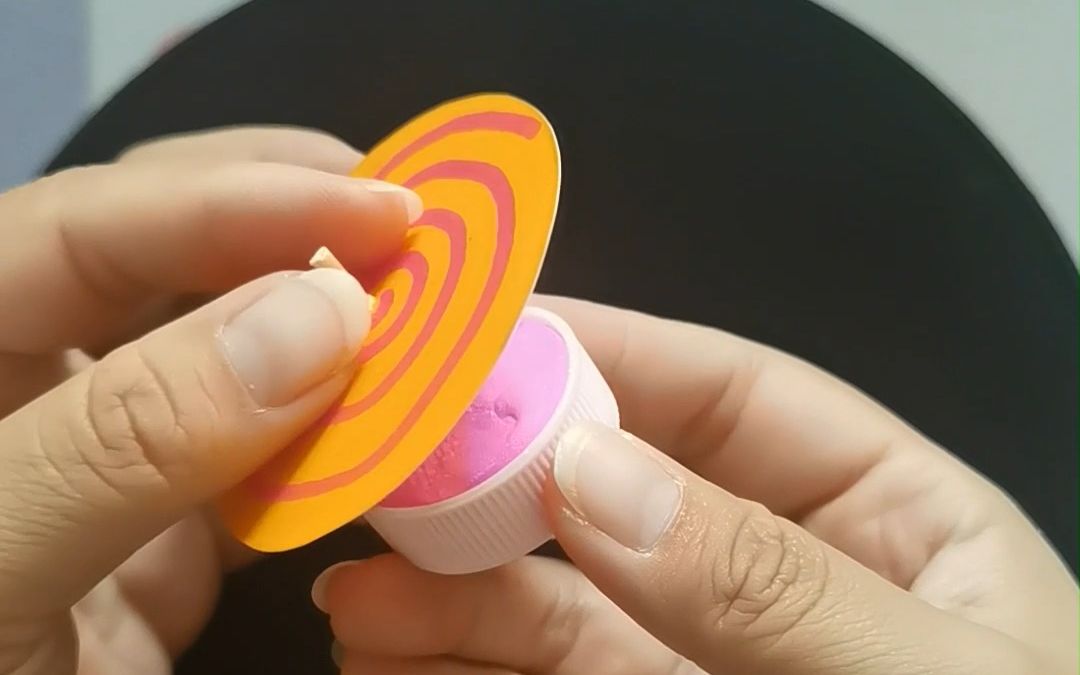 用瓶盖做个超级简单的陀螺吧,我一口气做了三个