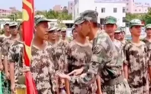 Tải video: 当军训教官遇到广西话