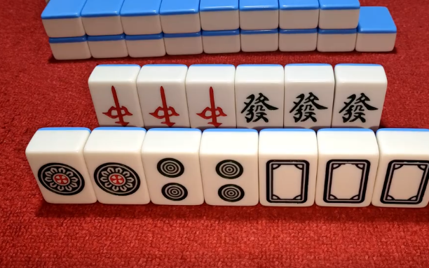 麻将鸿运当头,小哥一气呵成拿下大三元,让人看得目瞪口呆