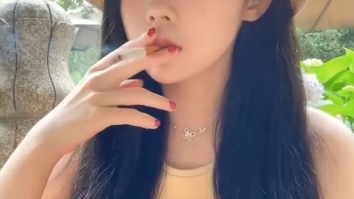 国外美女小姐姐性感抽烟