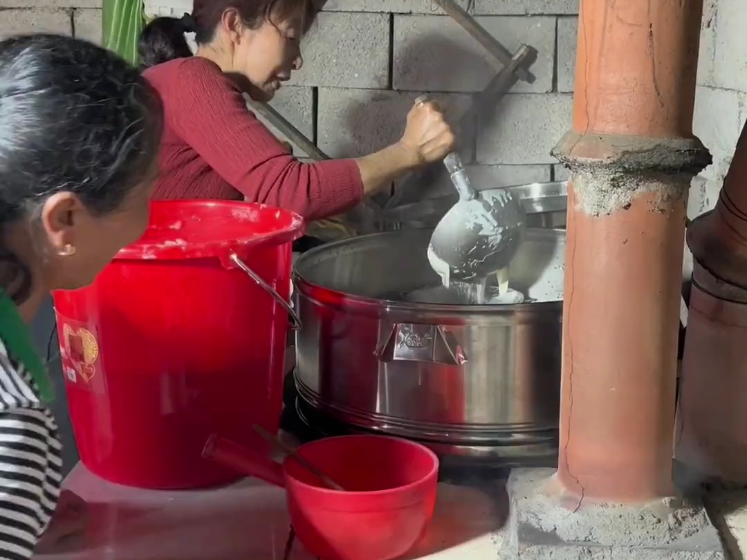 下雨天赶不了海,在家和婆婆阿姨一起做点传统的金粿来吃,重温一下儿时的味道哔哩哔哩bilibili