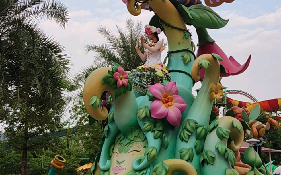 融创乐园梦幻花都花车巡游,花仙子带头