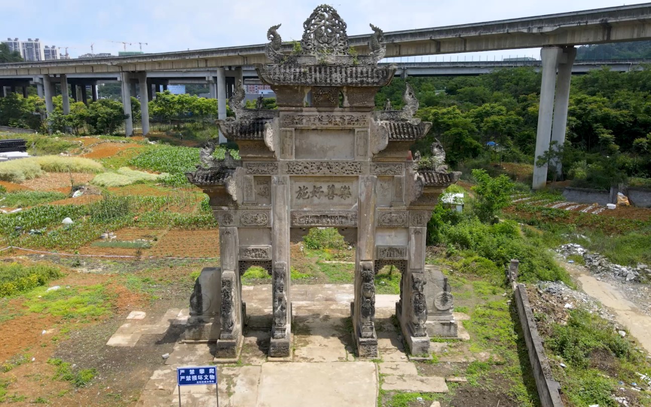 贵州龙坑"乐善好施"坊,清朝光绪年间颁发圣旨所建,刻有70余幅精美浮雕