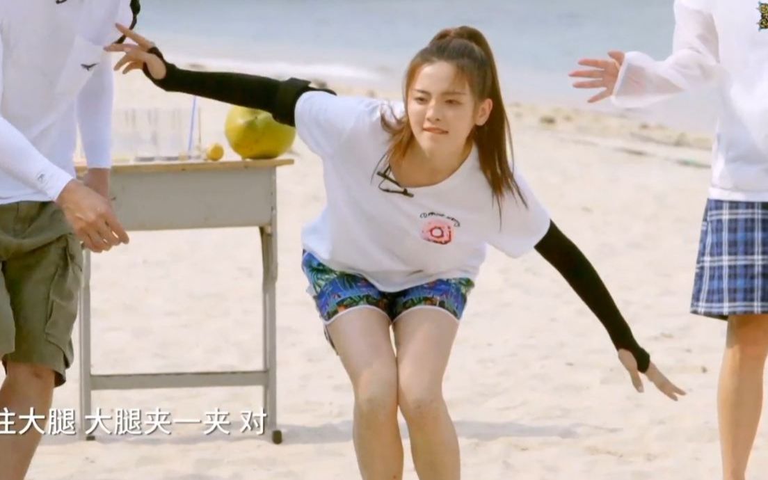 杨超越被憋尿走姿难住了,贾乃亮:你快过关吧,我喝了这么多水,受不了啦