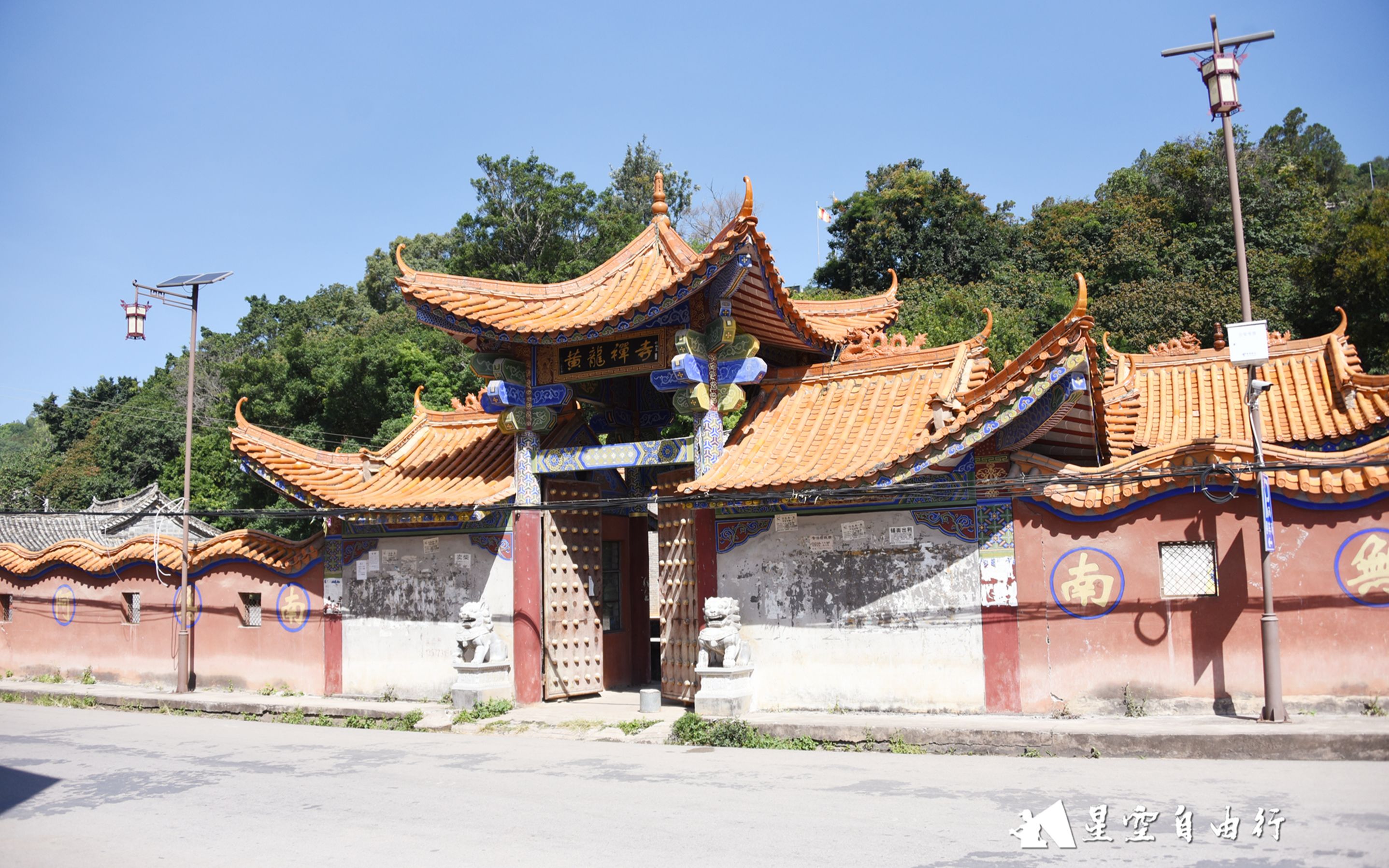 八百年历史,山上古木参天山下泉水叮咚,建水黄龙寺