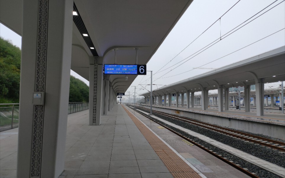 g8775次列车成都东-富顺方向 自贡站出站