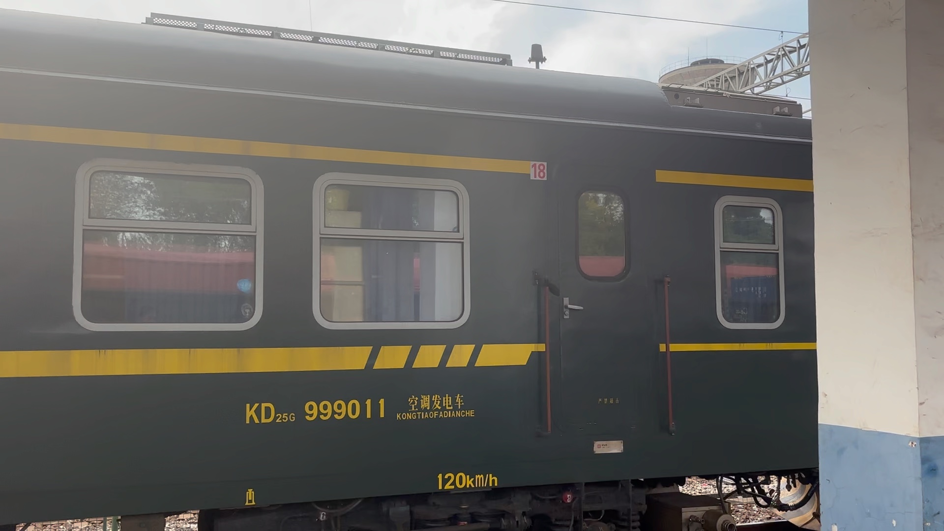 南局鹰段hxd3c-0863牵引k8708(萍乡—南昌)进向塘站