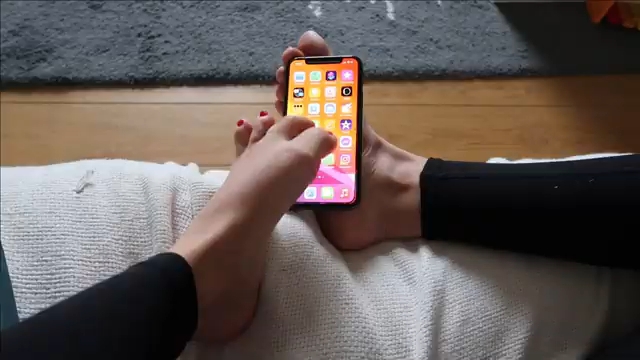 无臂美女用脚玩手机