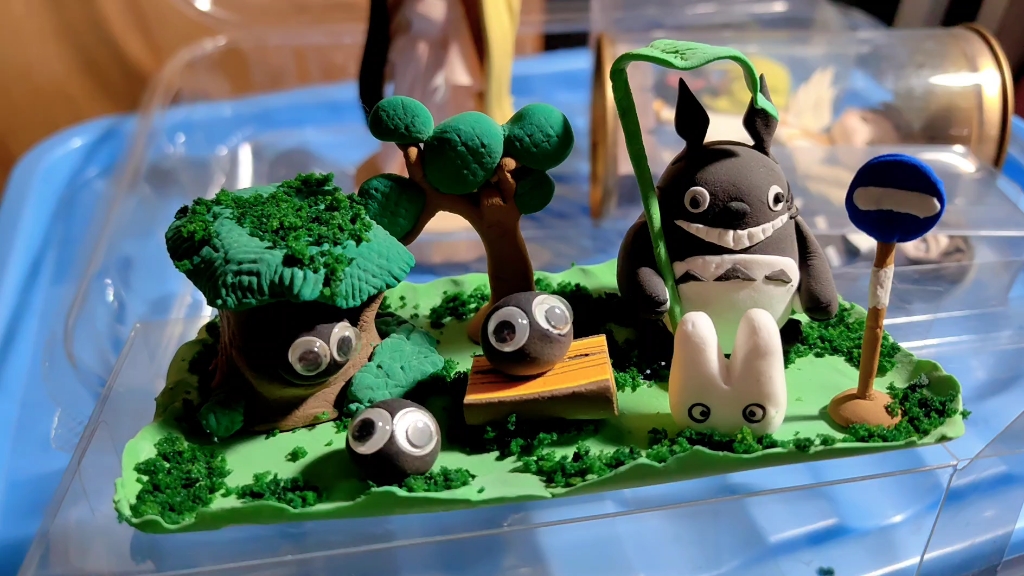 第一次做超轻粘土,做了个龙猫,现在看看挺粗糙的,底面还裂了