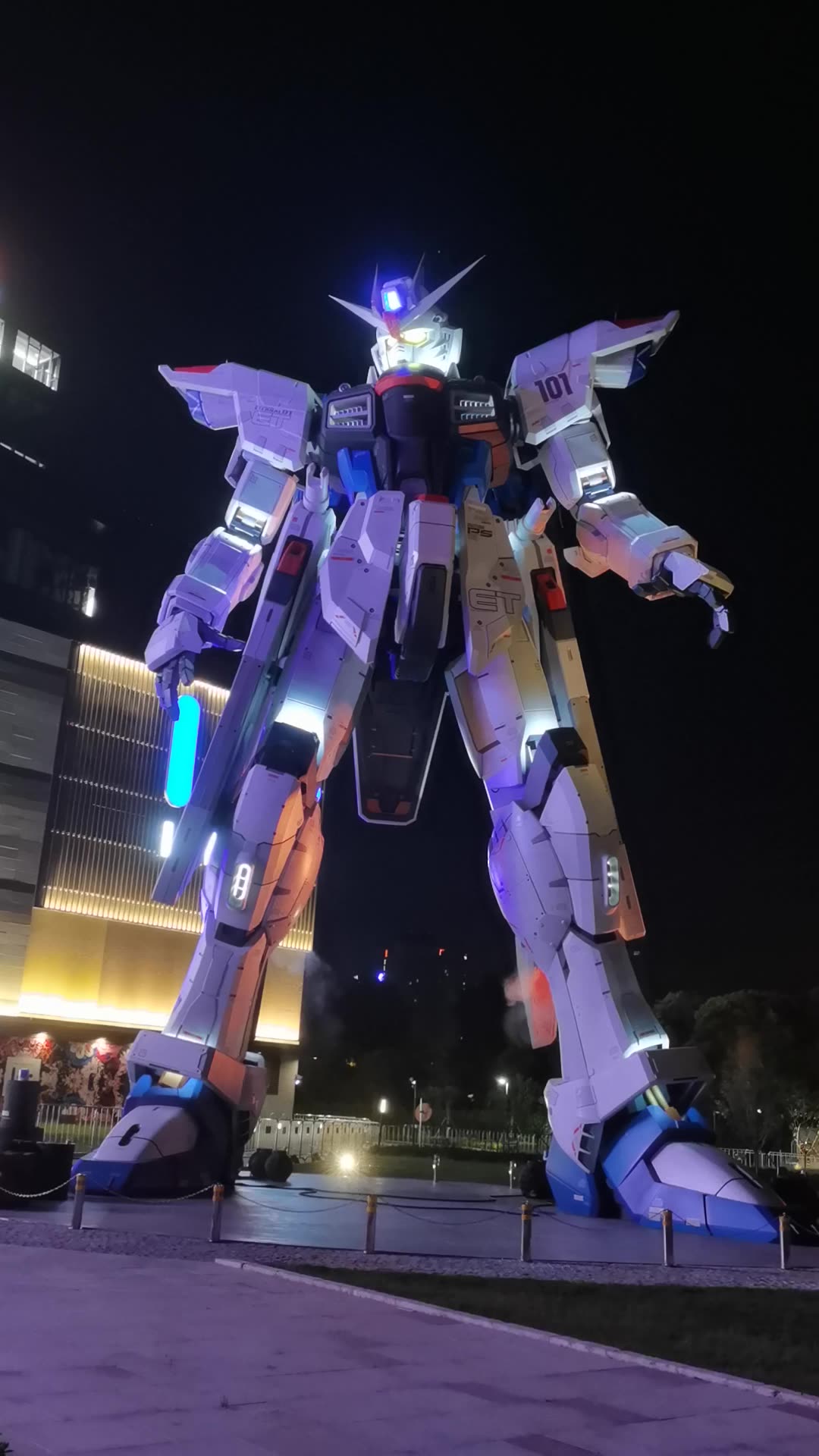 上海金桥18m炫酷高达,它动了动了!它动了!