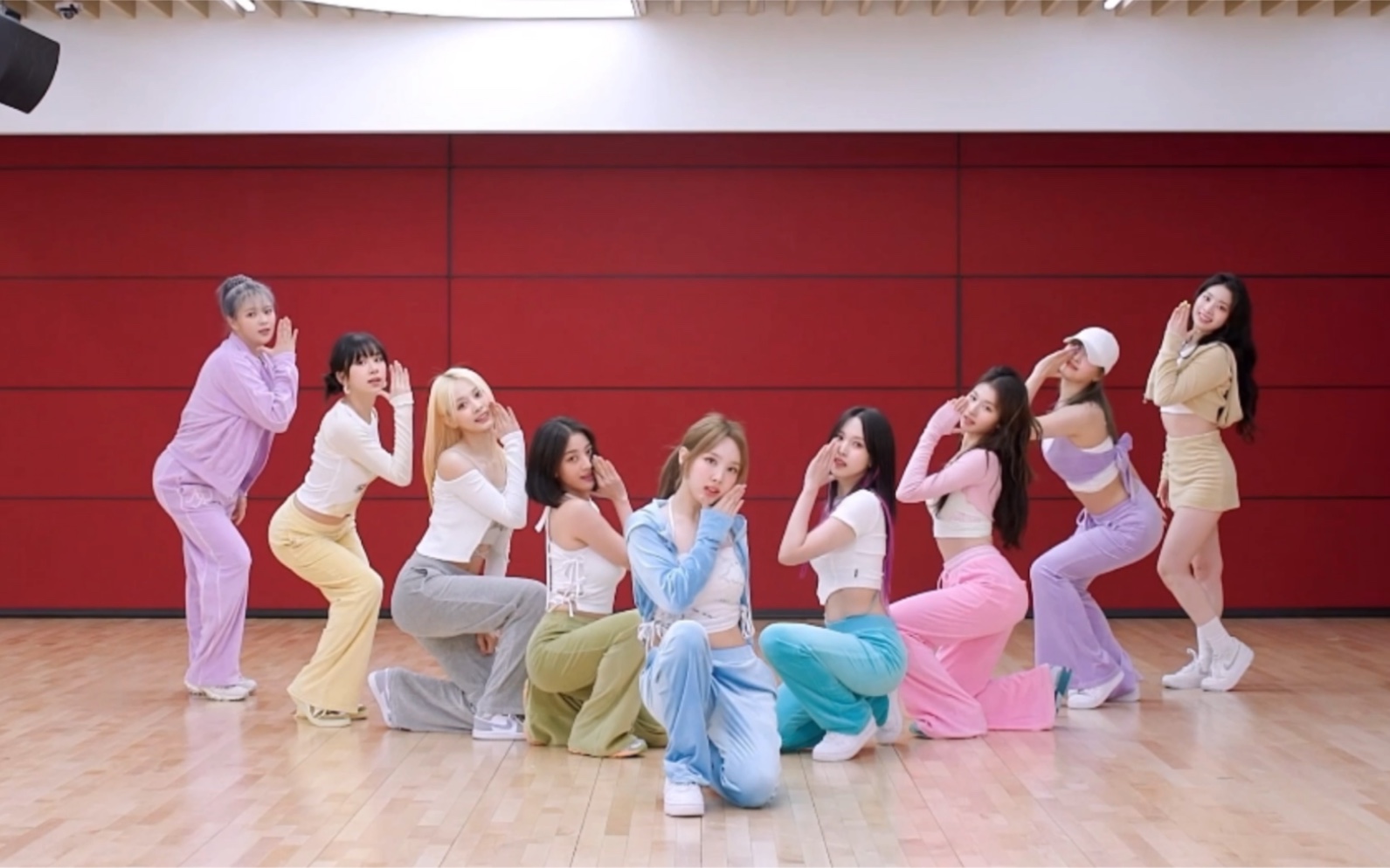 [图]TWICE- talk that talk放大镜面练习室