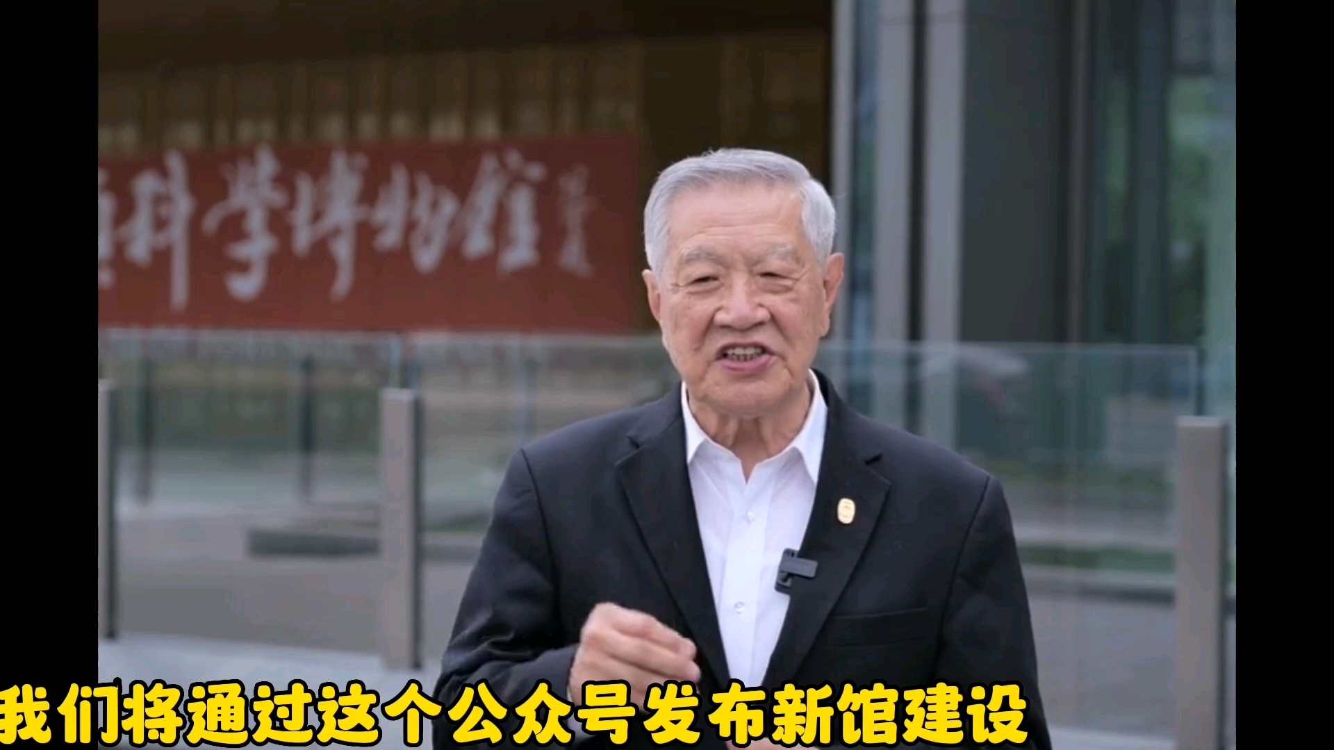 近日，华人第一神探李昌钰博士，回到家乡如皋参加活动。并在街头用乡音与当地老人亲切交流，品尝家乡美食。