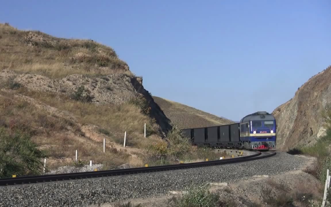 【中国铁路】【youtube搬运】df8b牵引矿石漏斗车通过集通线某弯道处