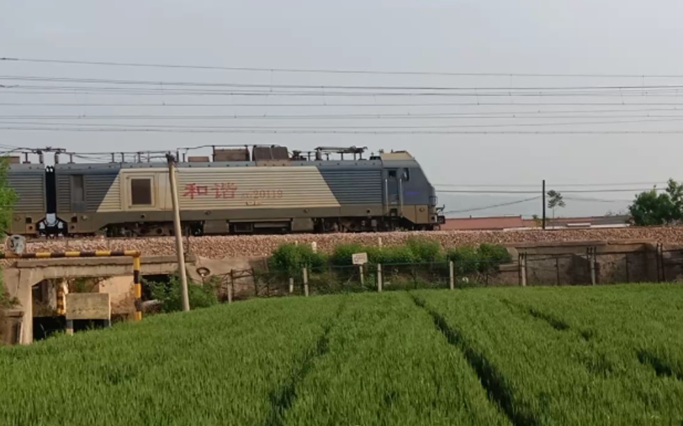 黄韩侯铁路上行线k2 700hxd2单机快速通过