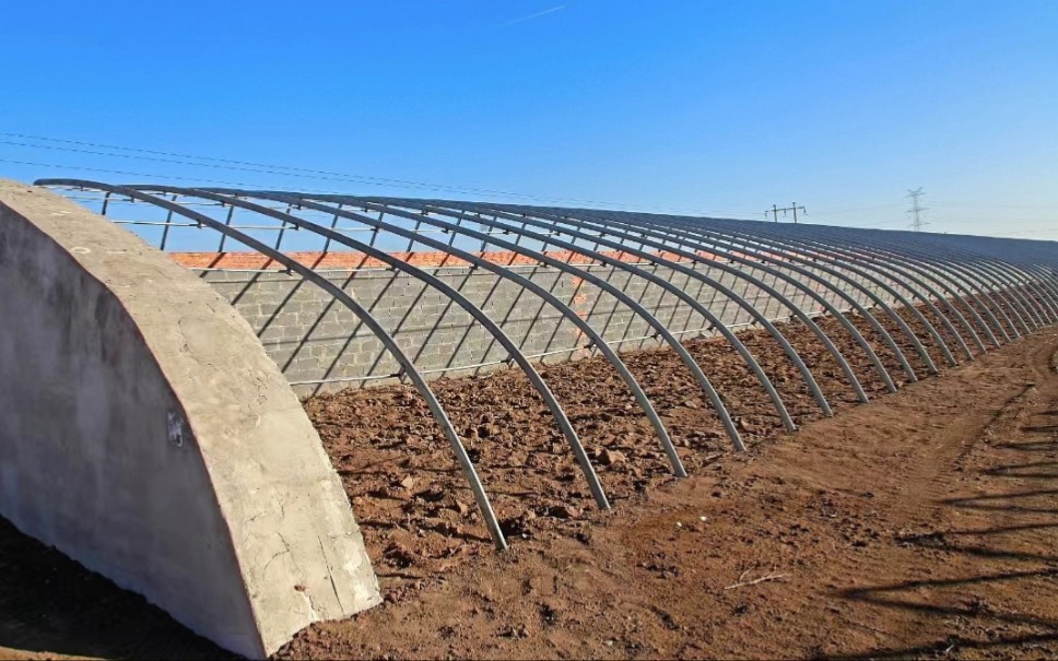 不仅造价低,高保温,而且能比土墙大棚节省40%左右的可种植土地,寸土