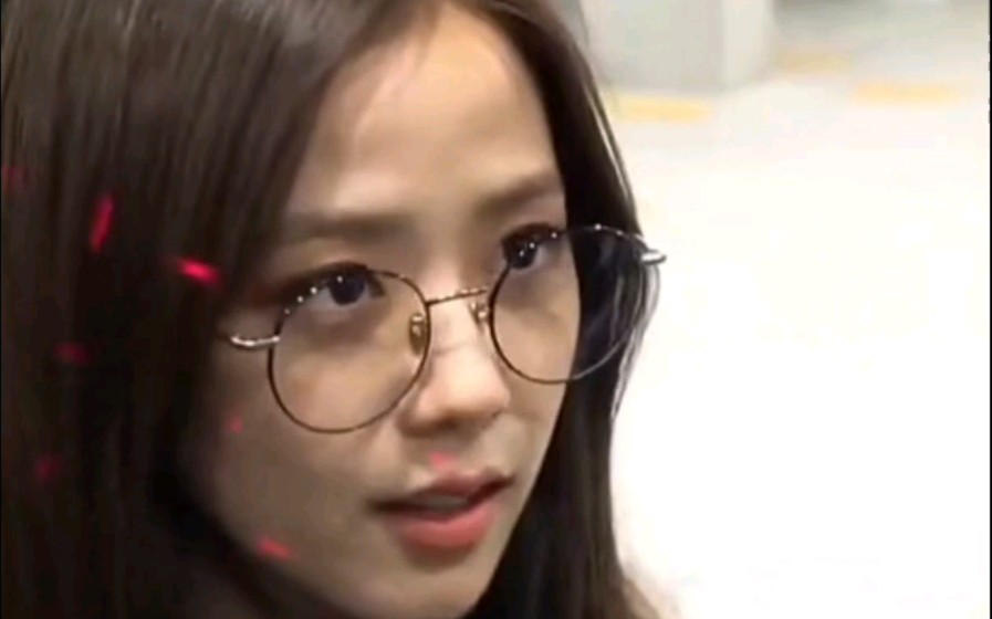 金智秀被黑粉拿激光笔照射眼睛