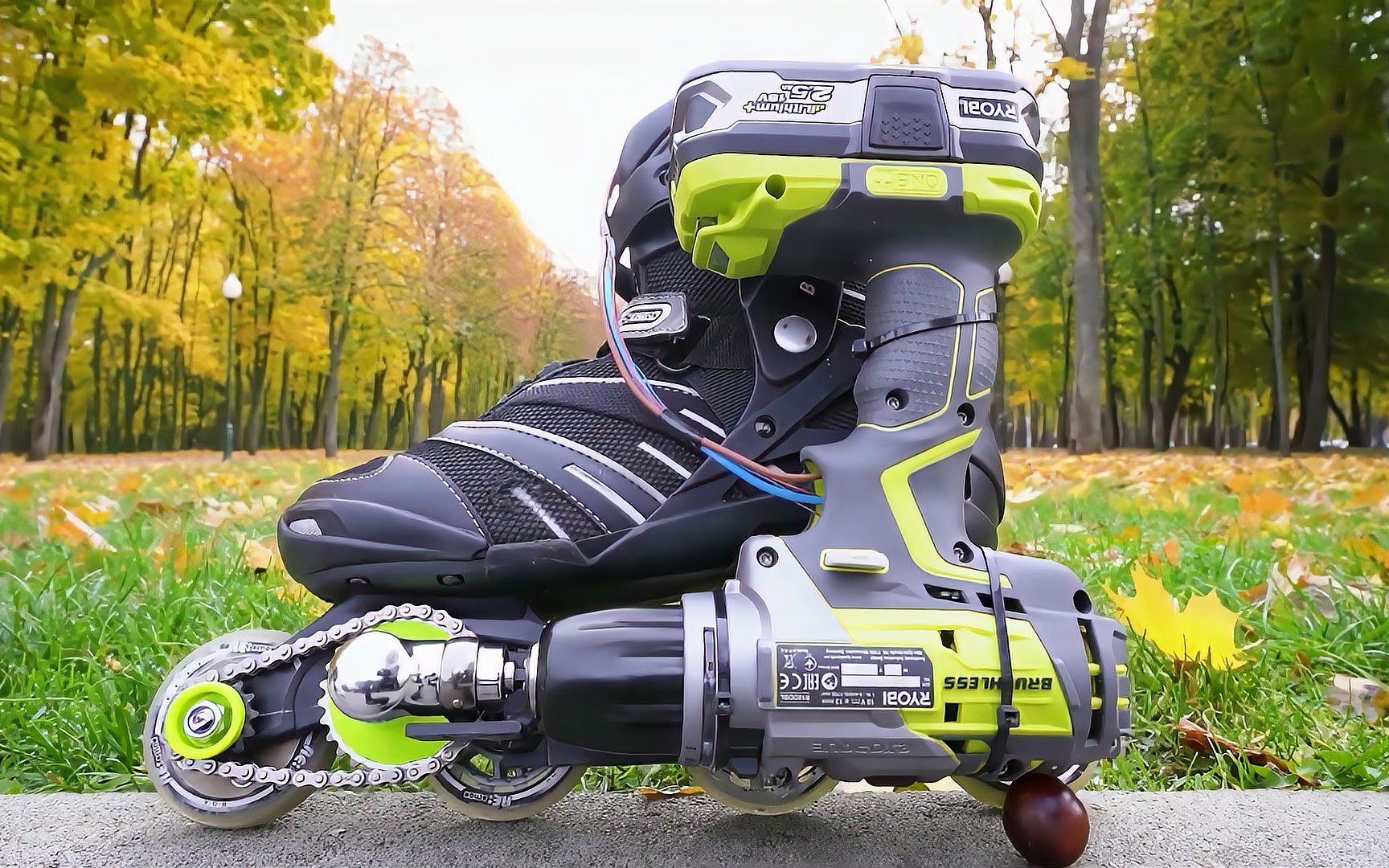 自制一双"电动轮滑鞋",用电钻提供动力,滑行起来更快更省力!