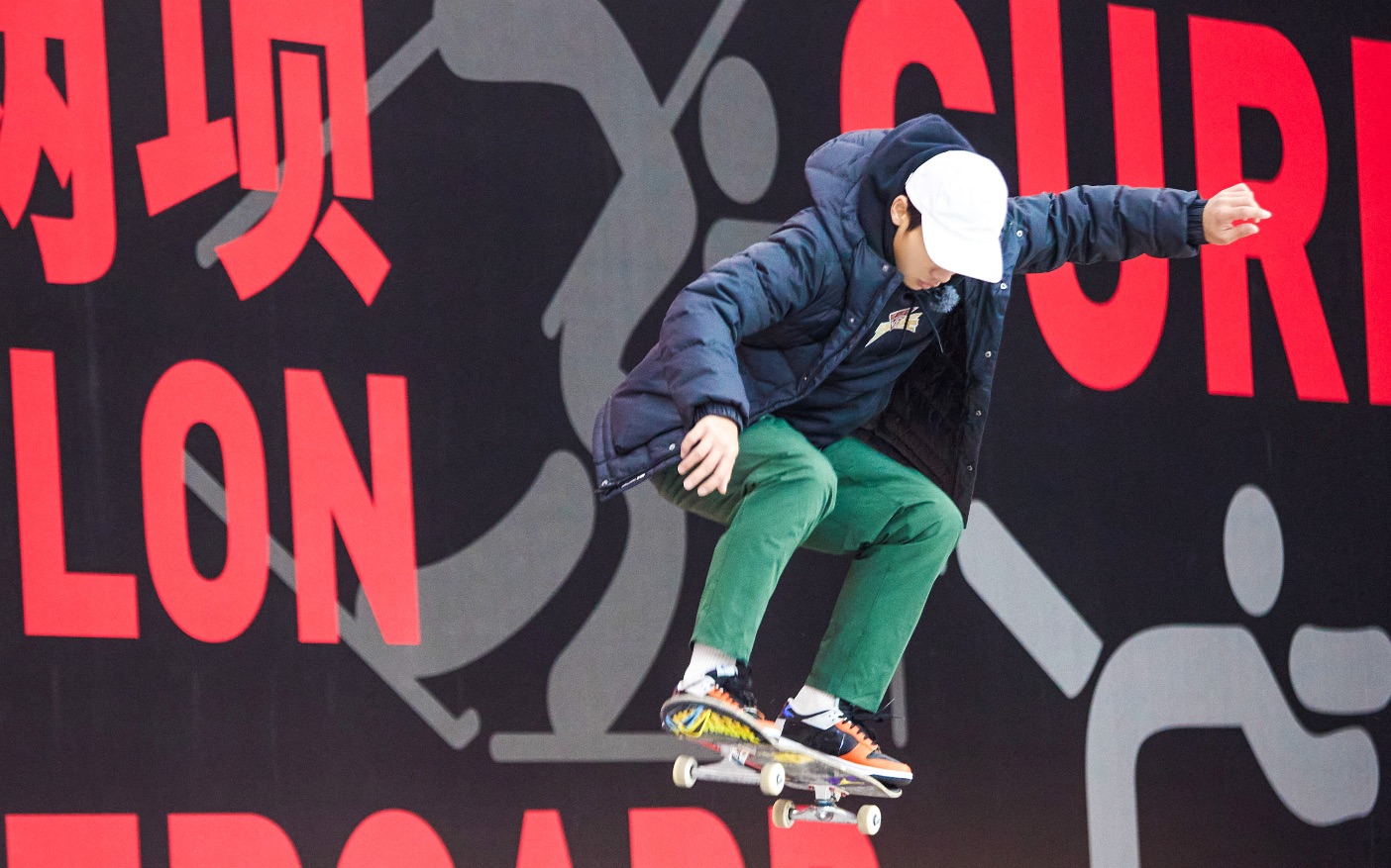 滑板冠军潘家杰秀技仿佛开了特效 《冠军对冠军》全员看呆