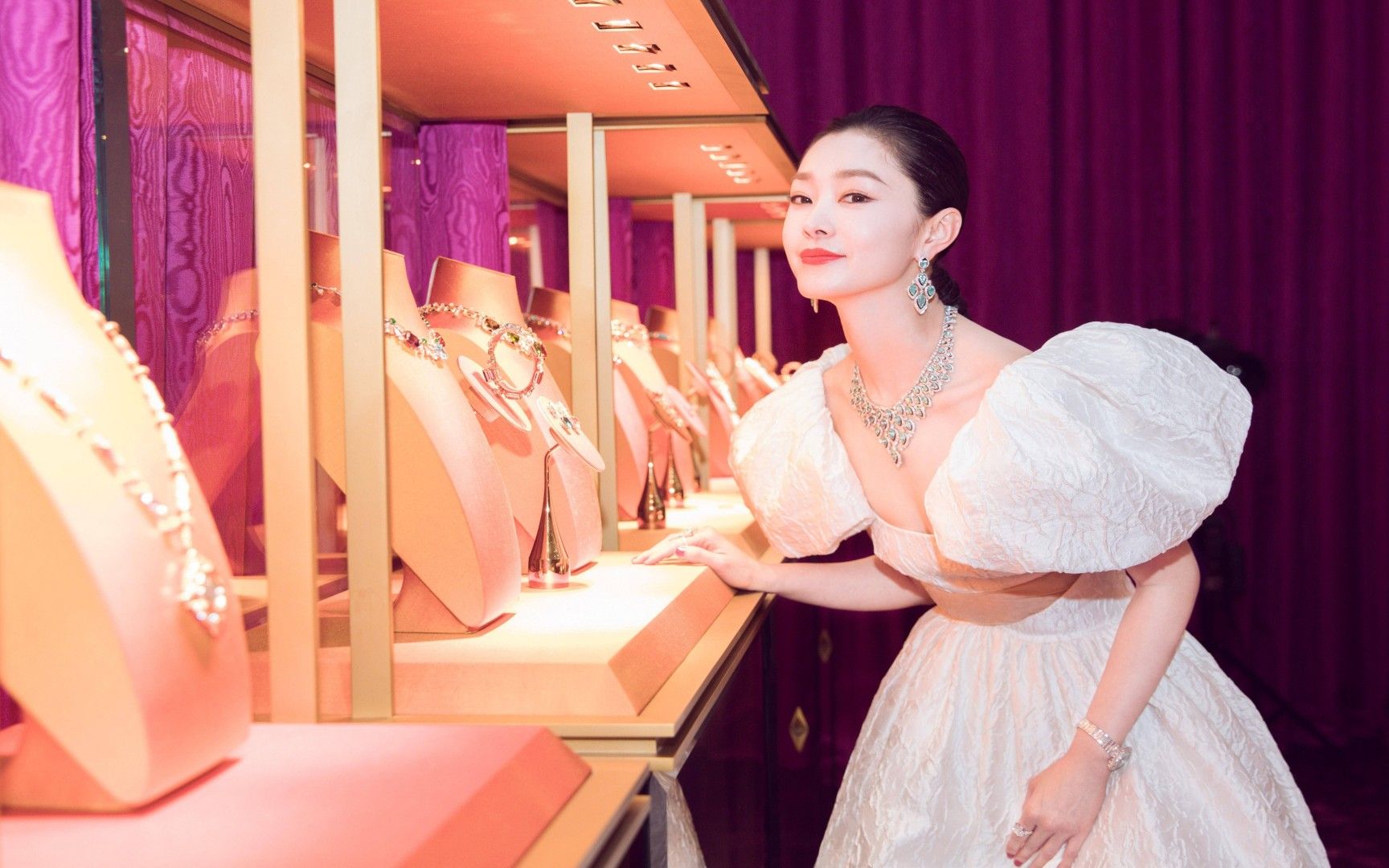 33岁的宋轶身材有多迷人?浑身上下通体透白,难怪白敬亭会喜欢她