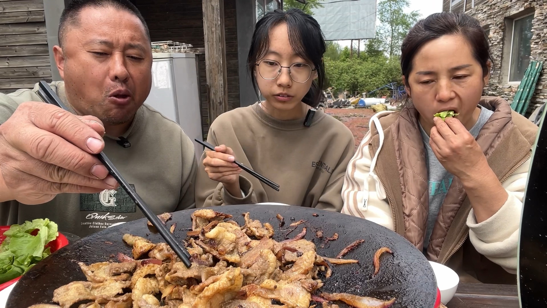 牛胸口肉切片腌制,铁板煎的满院飘香,一家人大口吃肉,真解馋哔哩哔哩bilibili