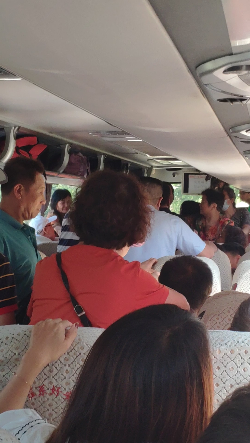 在去蓟县的大巴车上,上车的时候,多一个人,然后所有人全部下车,最后找