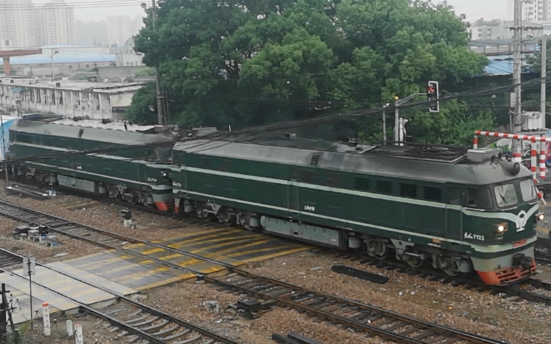 df4b双机牵引进口rw24型旅游客车报废