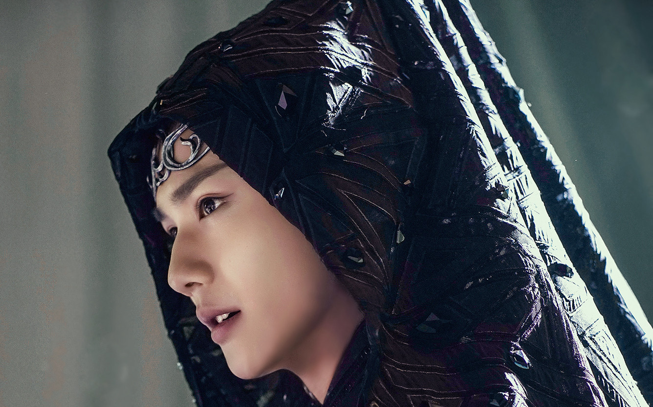 郑业成千呼万唤始出来衣着高冷身份尊贵的本尊玲珑使