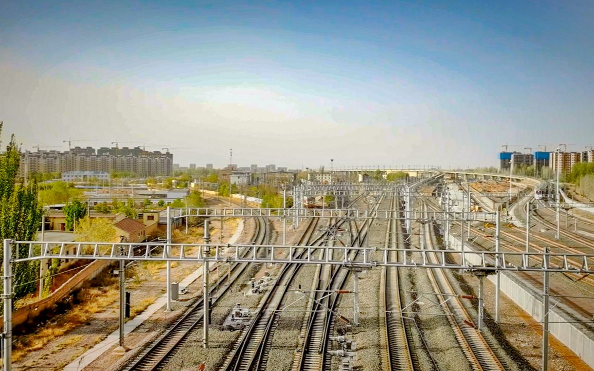 自银川动车所驶出,驶向银川站,兰局迎段ss7c电力机车驶回银川机务段