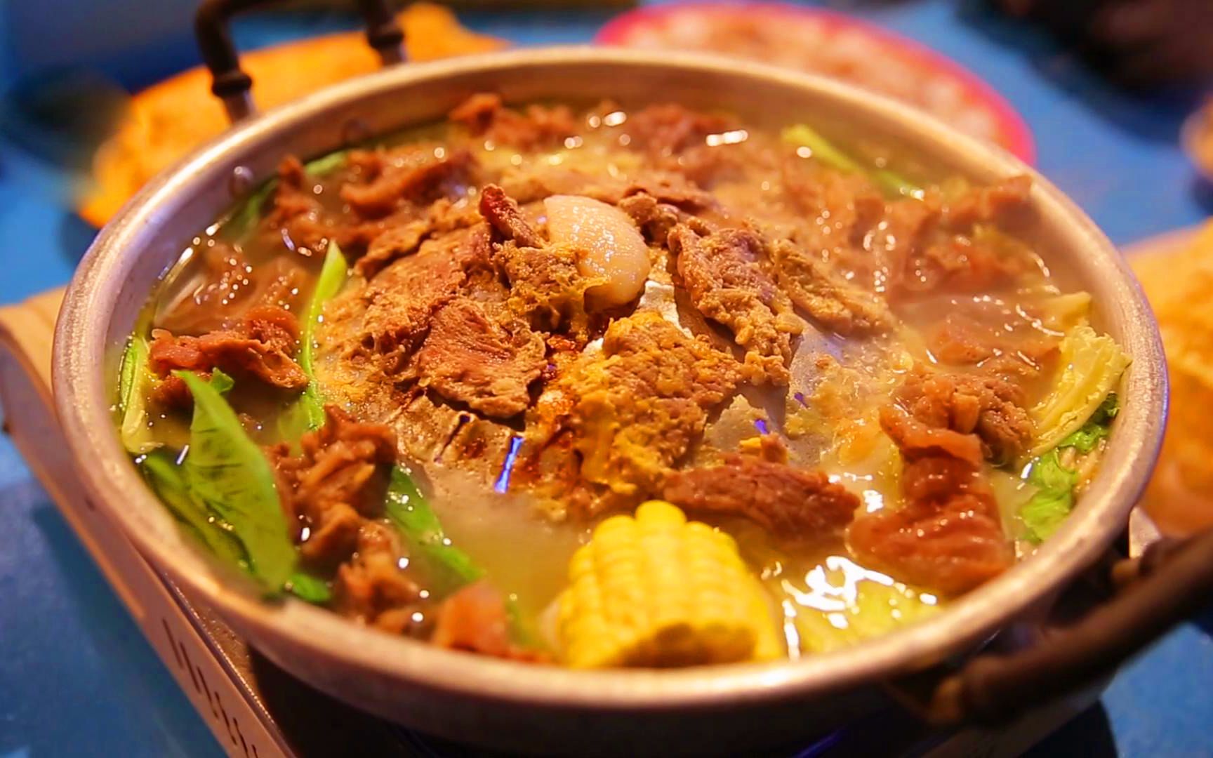 柬埔寨火锅中间烤肉边上涮菜!这种火锅你吃过吗?