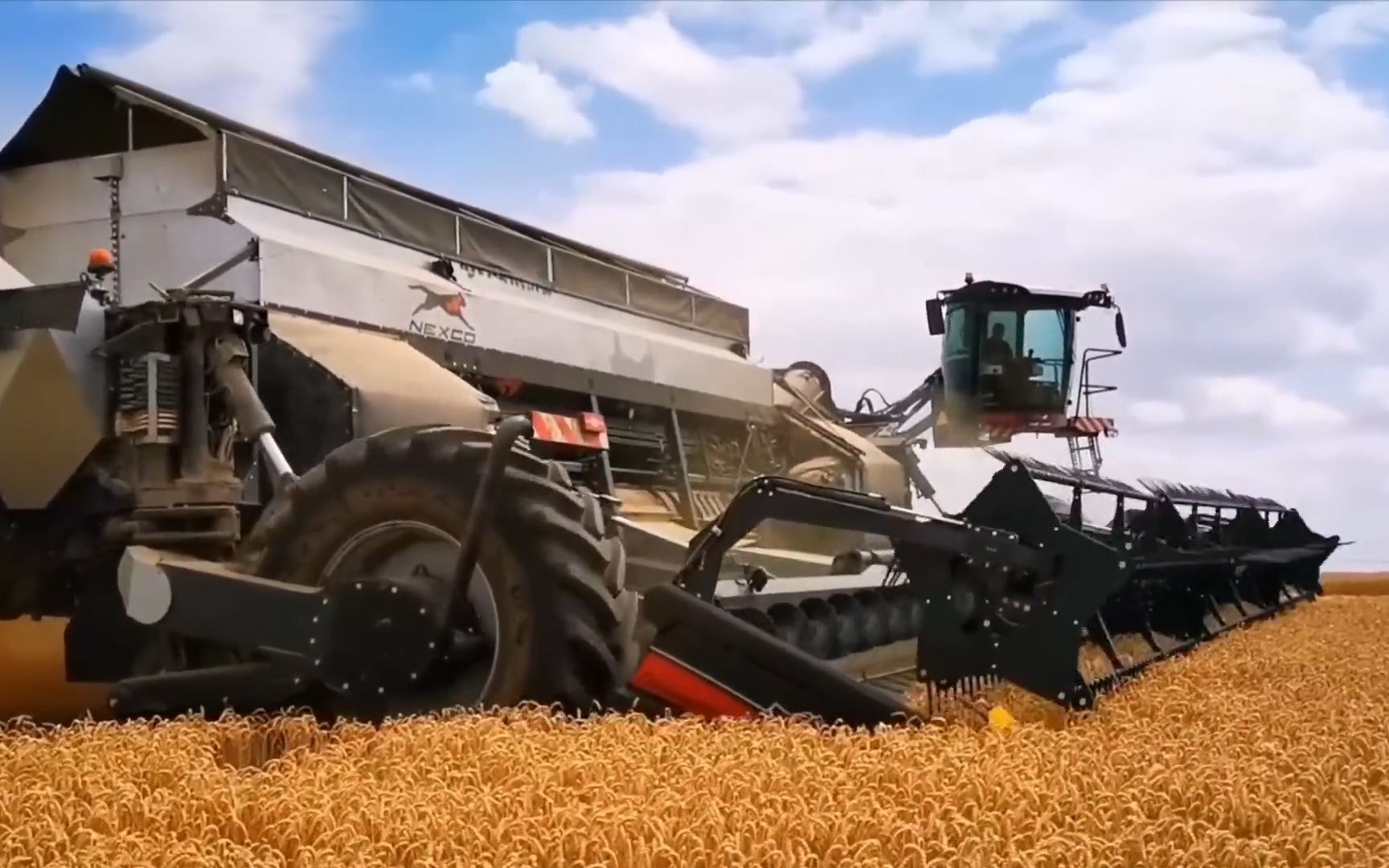 世界上最大的小麦收割机.收割宽度15.5米,每小时收割三百亩