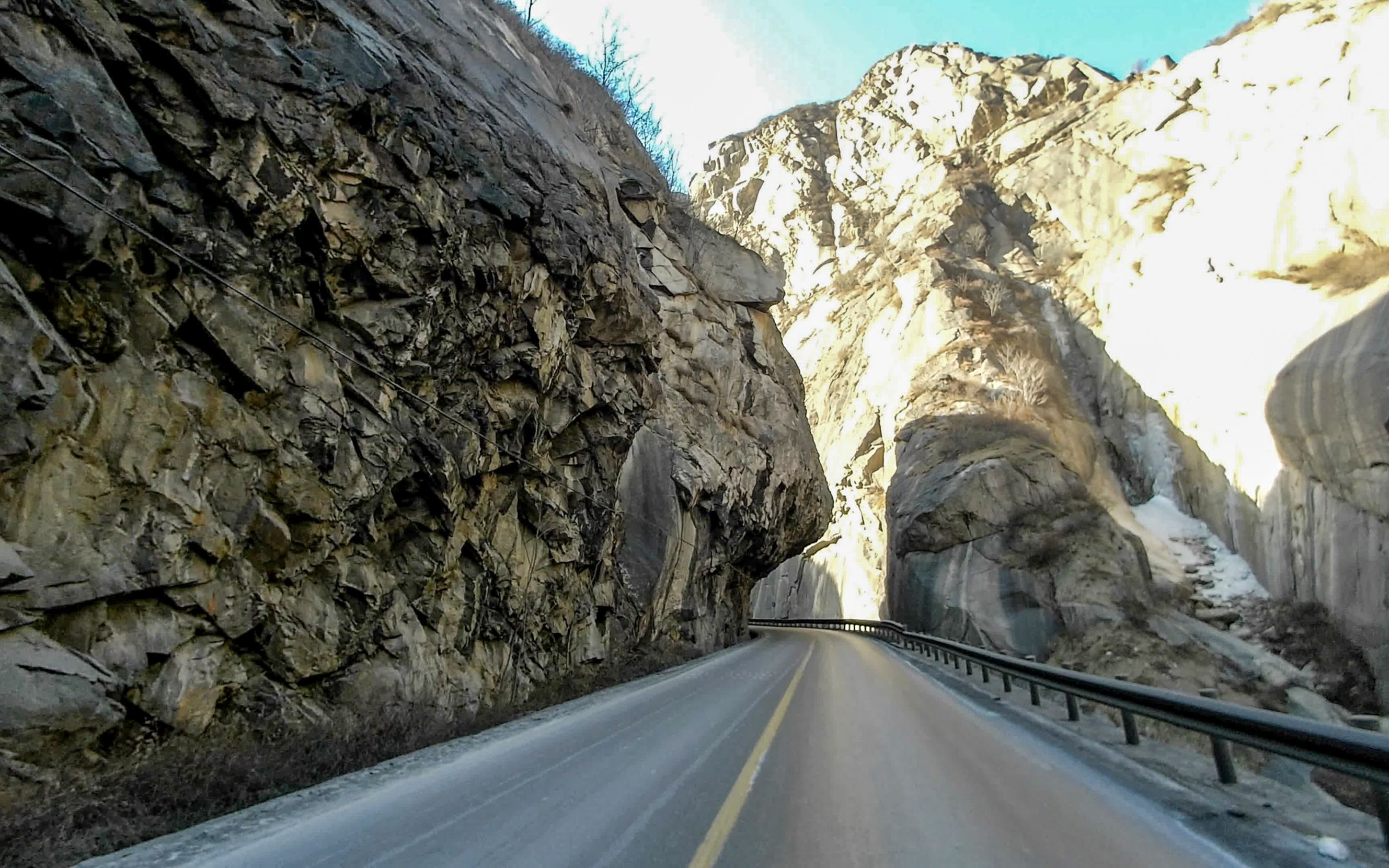 穿越秦岭大敷峪,自驾游山路驾驶的秘境,山高沟深石头大哔哩哔哩bilibili