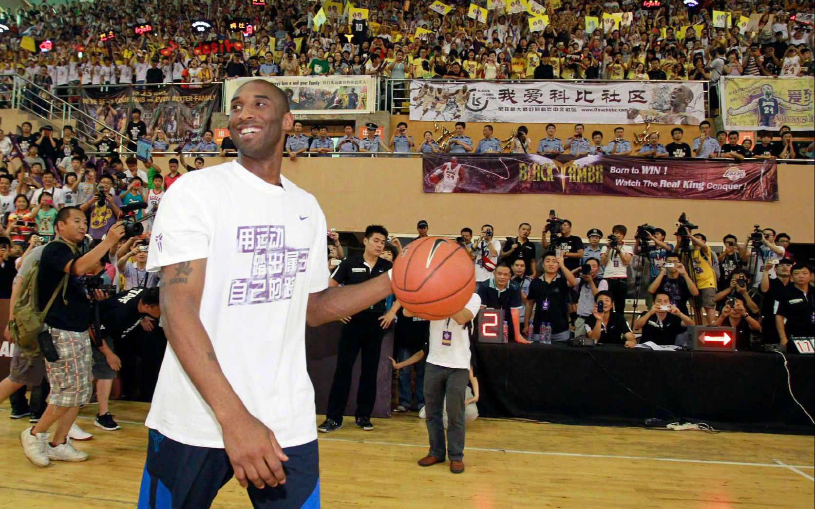 【中文字幕】狗爷做客吉米秀谈到科比:他是我心目中的英雄,他非常接地