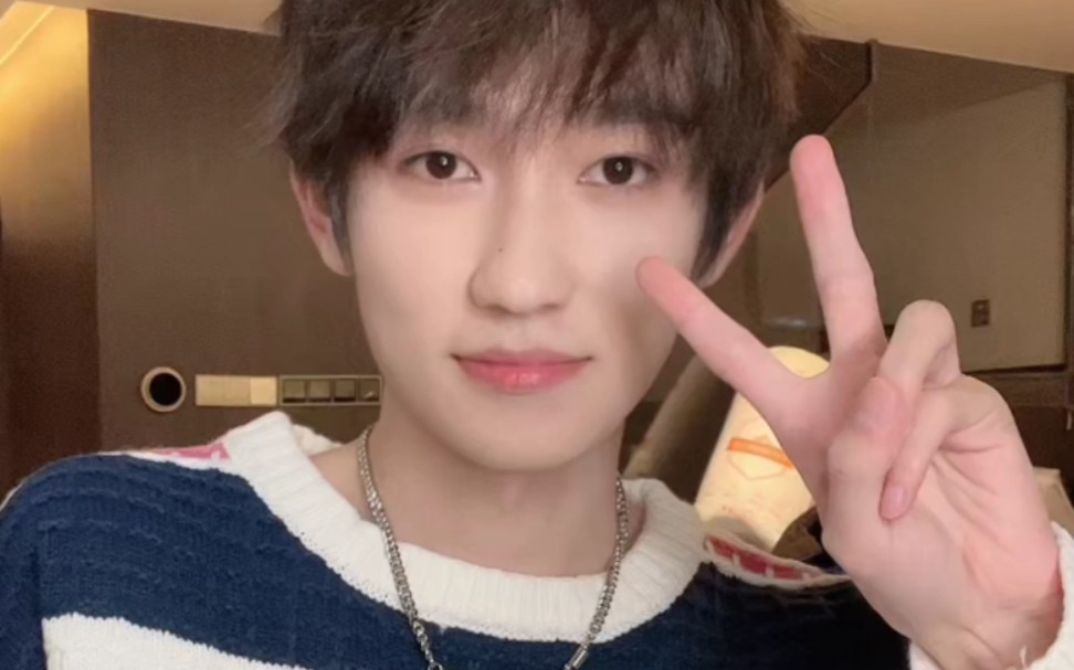 王圣锋 2022-11-01 孩子很难,开播前重新洗头发夹