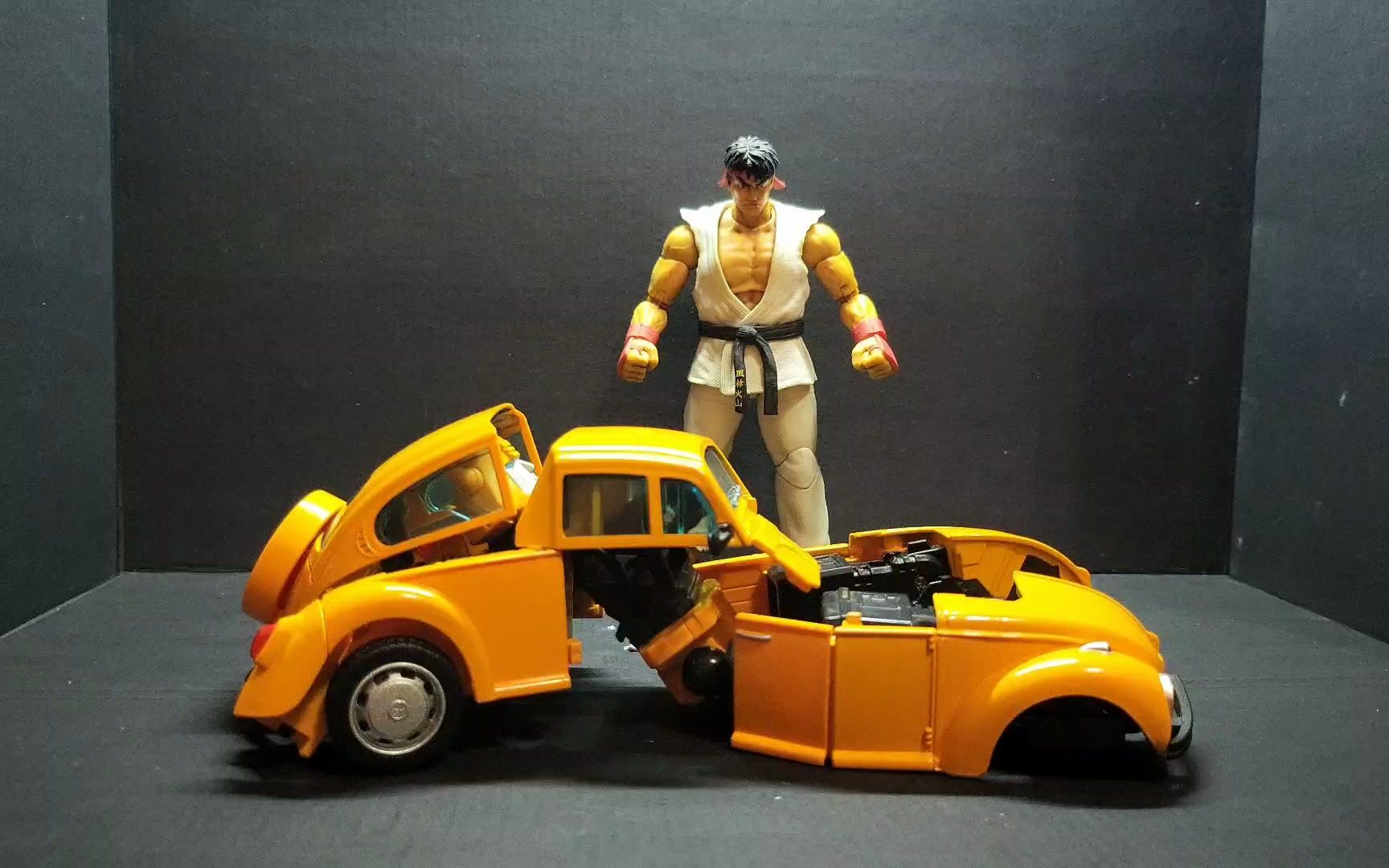 [图]窮撚定格動畫11: Jada toys street fighter 2 Ryu 街頭霸王2 龍vs變形金剛 大黃蜂 G1/Bumblebee G1 Ver.