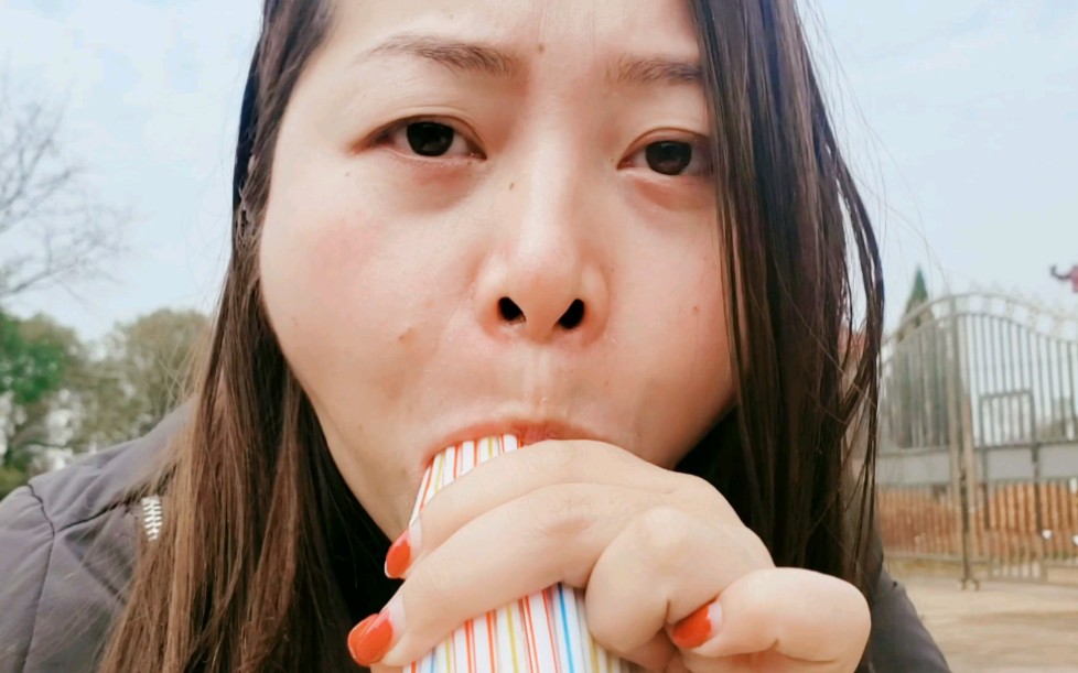 槟榔妹妹挑战100根吸管喝可乐,这波操作我给90分!