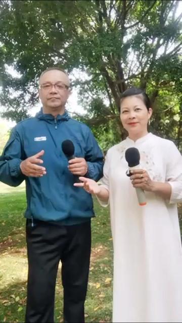 云南弥勒歌友苏丽梅与游客刘长江演唱许冬子作词,范春华作曲的《花又