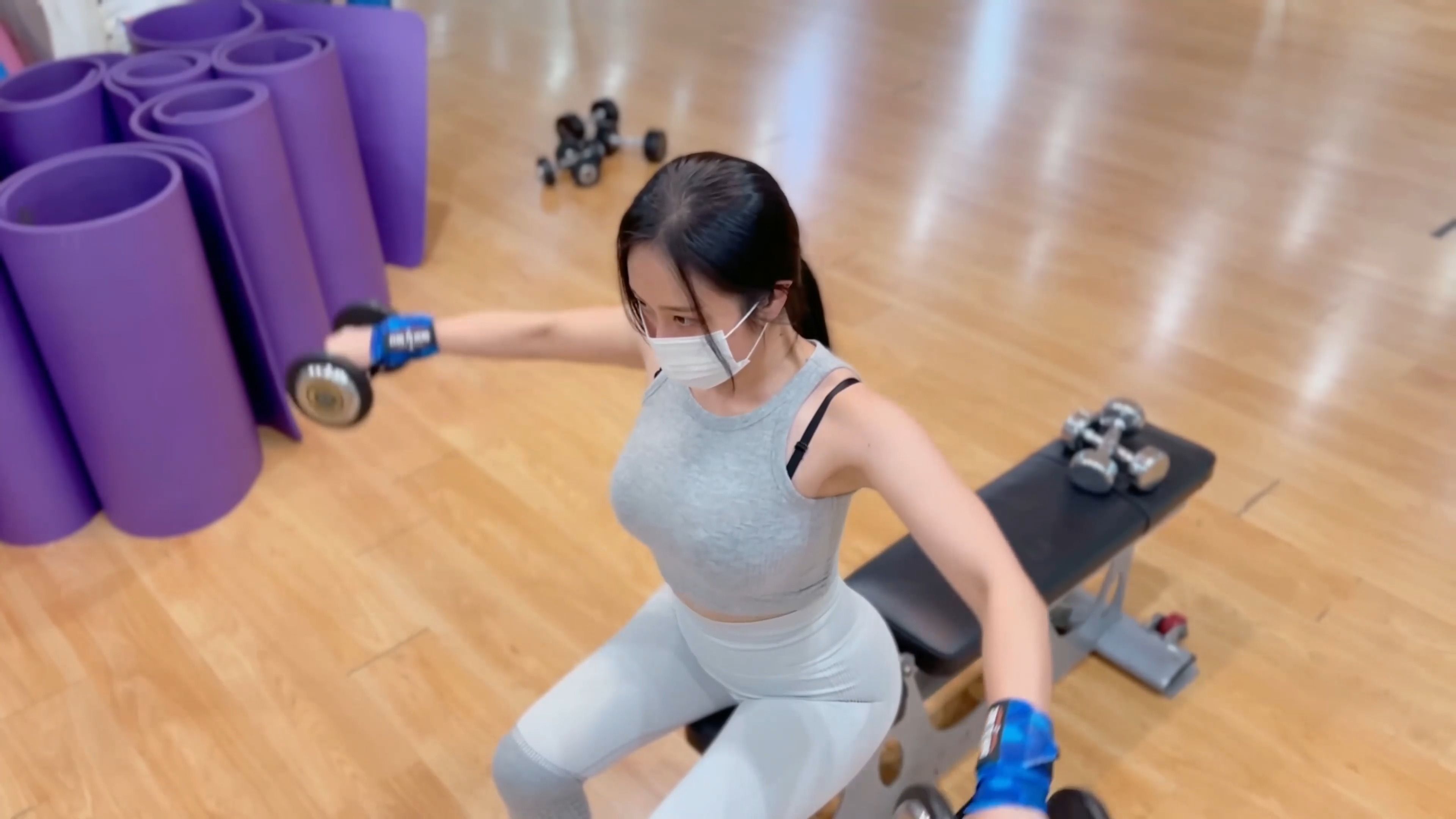 gawonaa小姐姐的健身房哑铃训练vlog