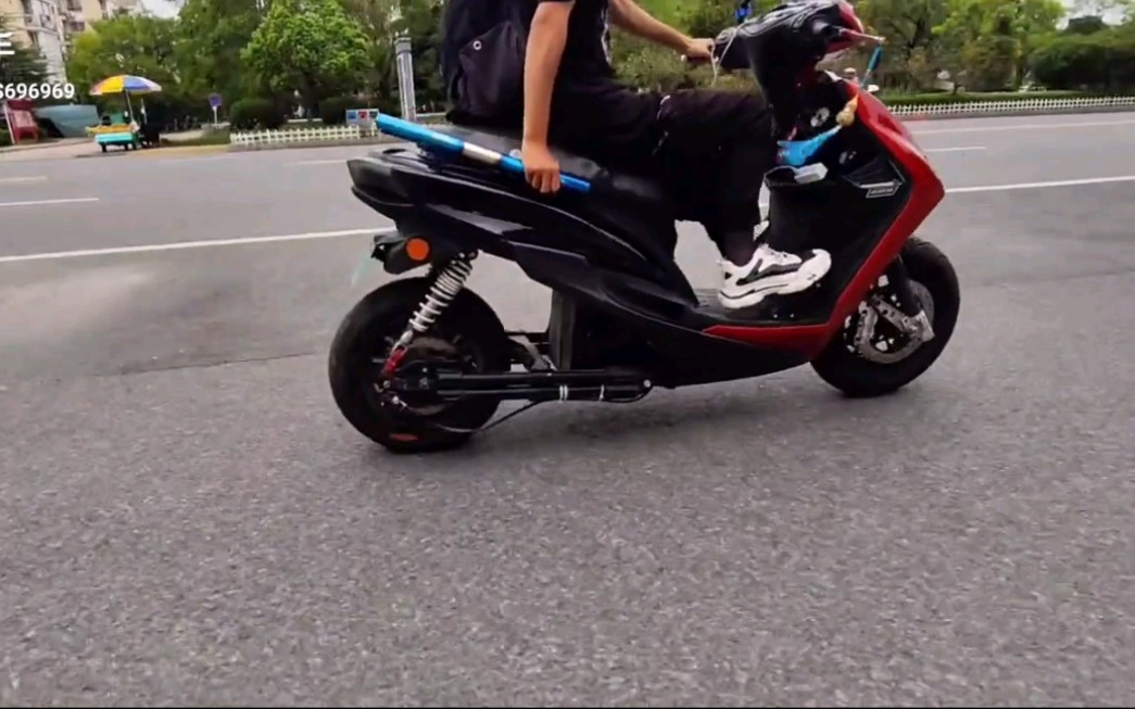 劲战四代目踏板电摩升级脚踏油门双手离把站起来开车不再困难不能这么