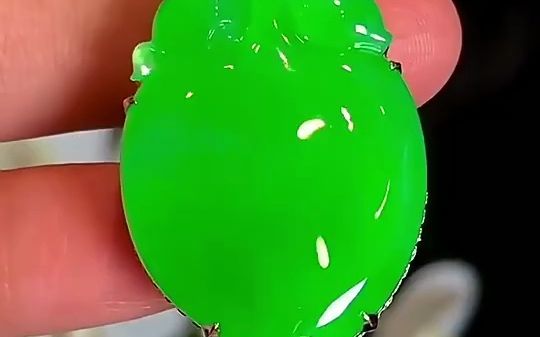 冰阳绿翡翠桃子,满绿翡翠寿桃吊坠