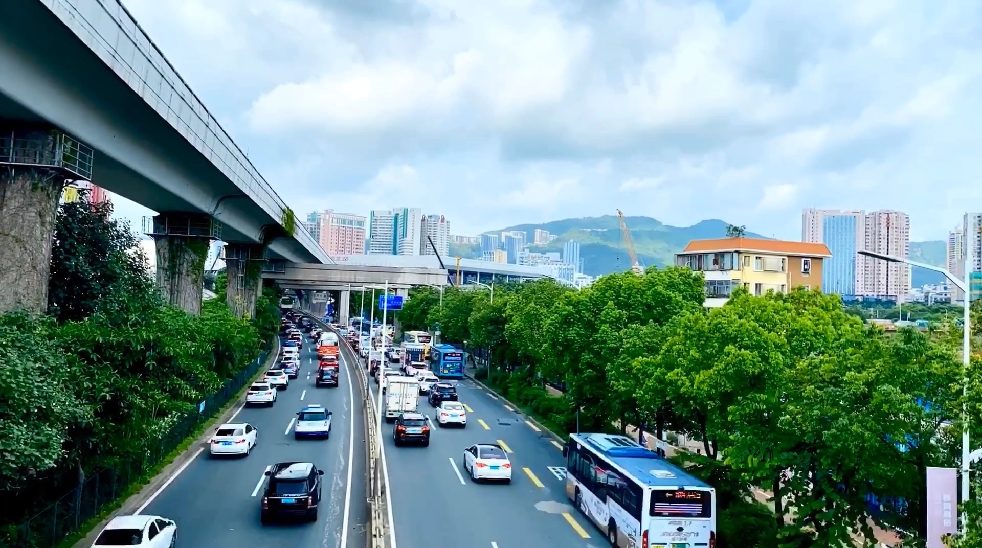 天桥风景匆匆忙忙的国道上悬挂着一座熙来哔哩哔哩bilibili